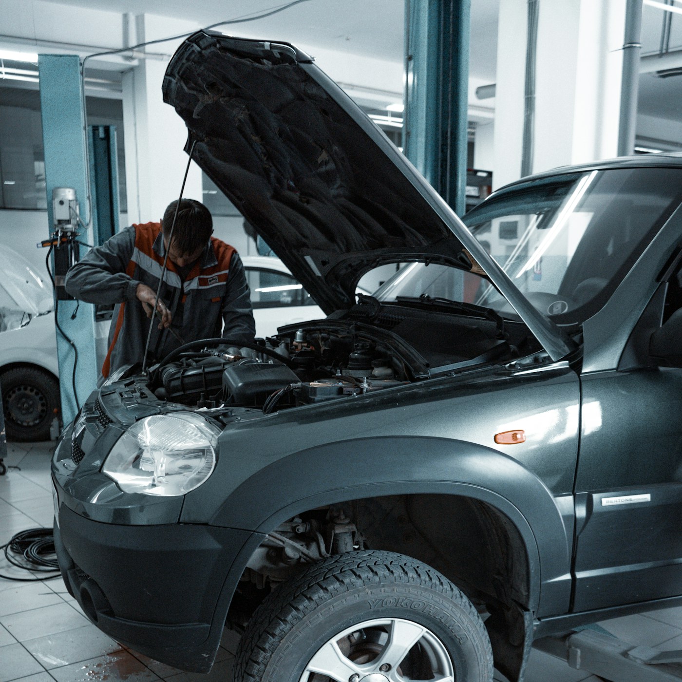 Work on a vehicle in a workshop